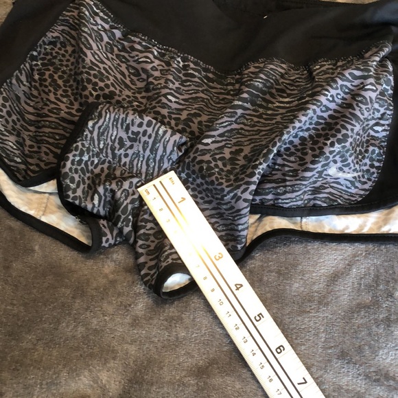 Women’s size small Nike dri fit black and gray shorts - Picture 4 of 8